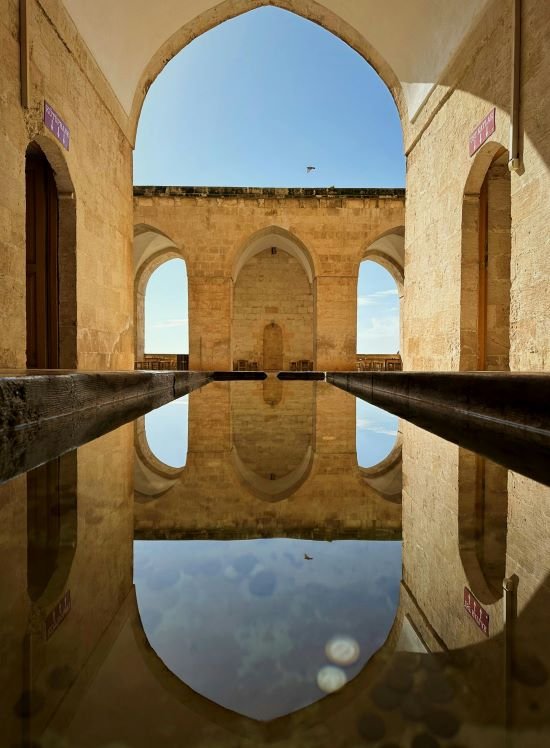 mosque-courtyard-mardin-turkey