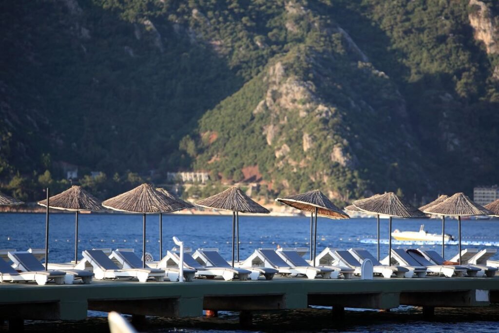 Marmaris-beach-with-mountains-in-background