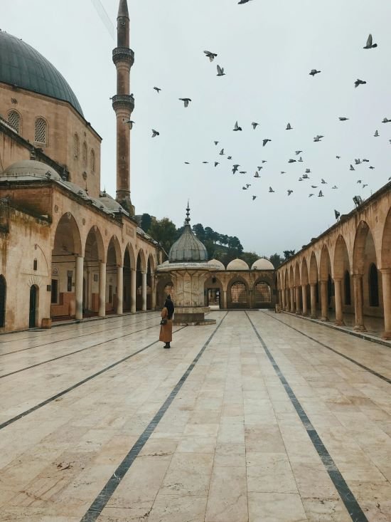 courtyard-ouktside-mosque-sanliurfa-turkey