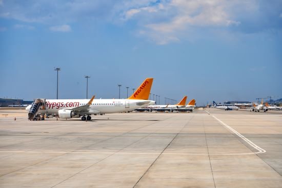 pegasus-airline-plane-on-runway