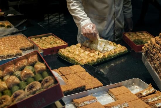 Baklava-desserts-in-a-shop