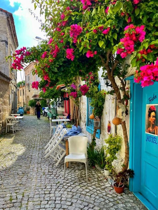 alacati-street-cafe-turkey